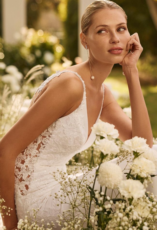Abito da sposa sirena in crepe bielastico con pizzo e perline Nemes di Rosa Clara da Sogno di Sposa Firenze