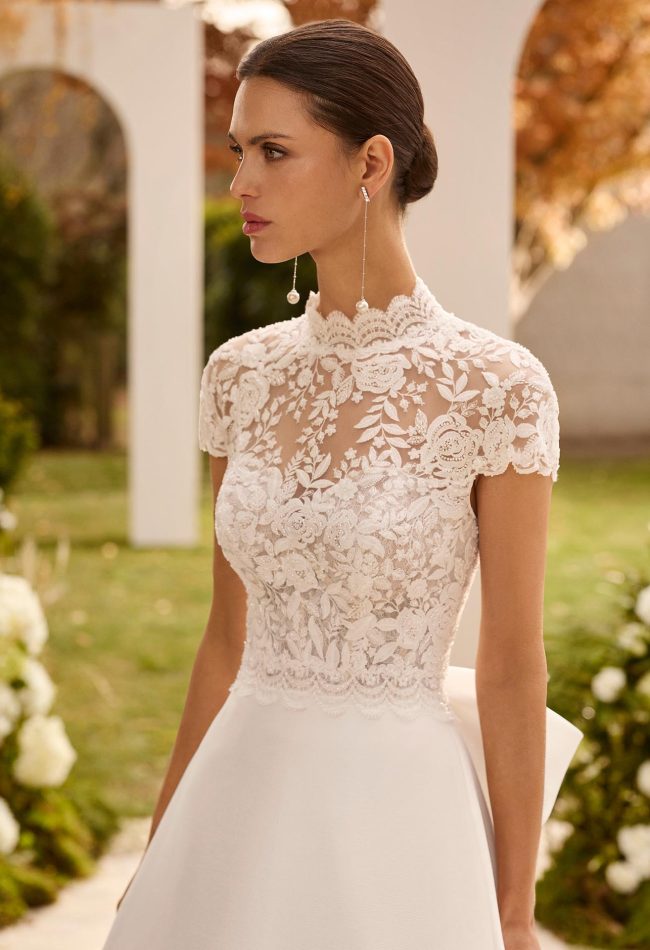 Dettaglio corpetto in pizzo con perline e maniche corte dell abito da sposa Nolet Rosa Clara