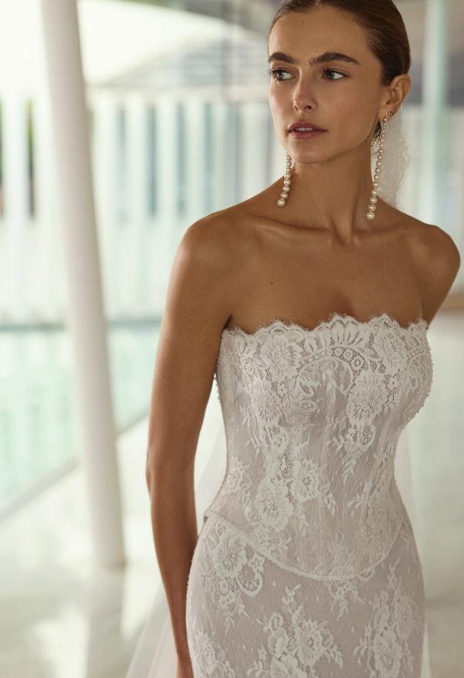 Dettaglio pizzo con perline e scollo senza spalline dell abito da sposa Gioconda Rosa Clara