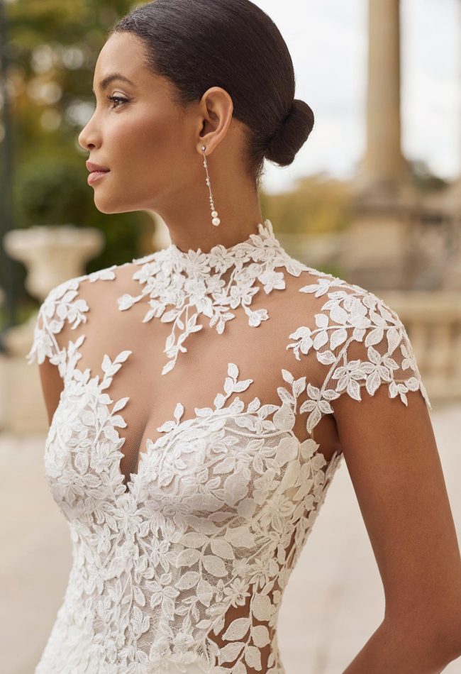 Dettaglio corpetto in pizzo e maniche corte dell abito da sposa Aday Rosa Clara