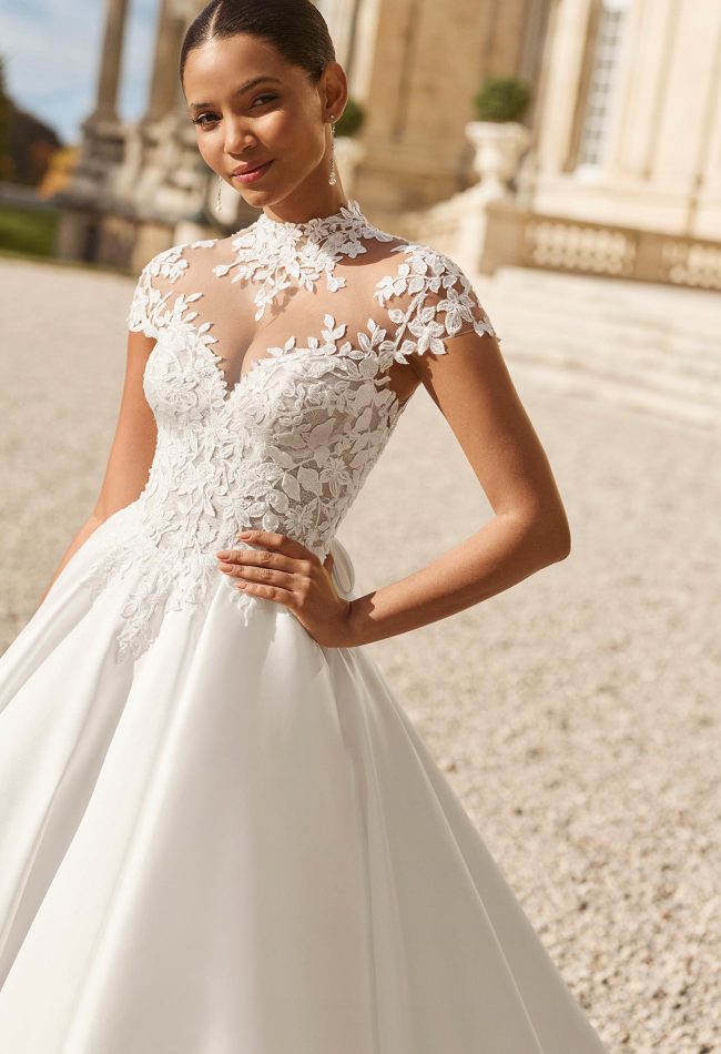 Dettaglio corpetto in pizzo con perline e scollo illusion dell abito da sposa Amaris Rosa Clara