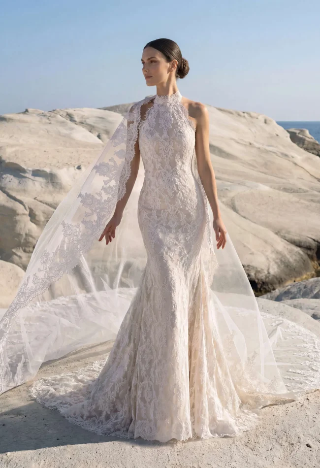 Abito da sposa sirena in pizzo con scollo halter Axyrel di Pronovias da Sogno di Sposa Firenze