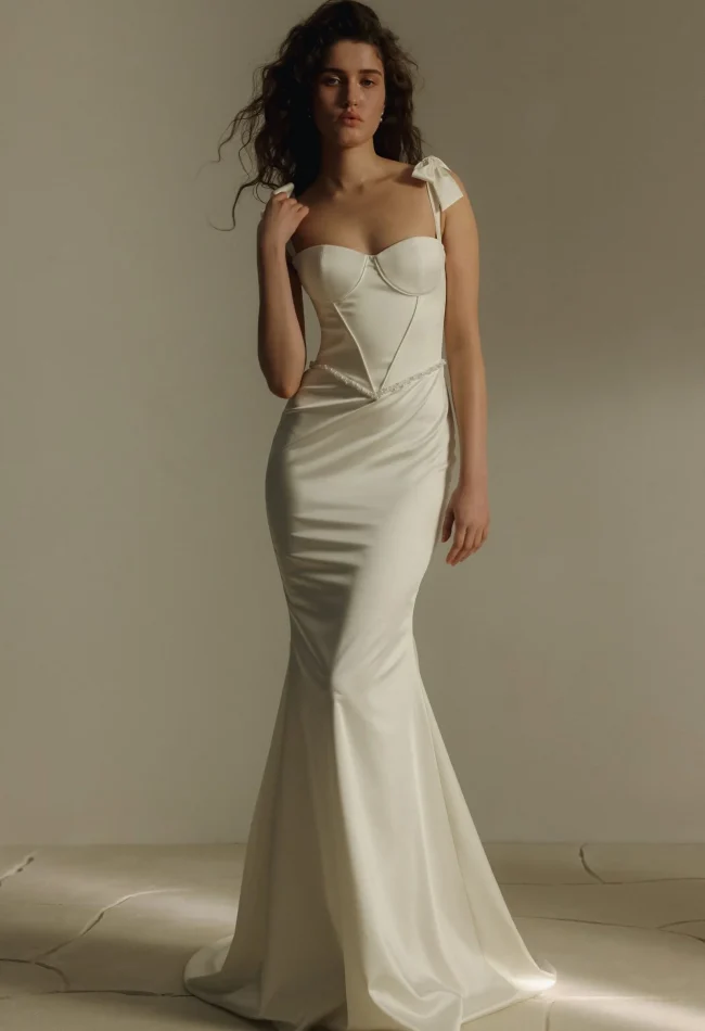 Abito da sposa sirena in raso e pizzo con spalline a fiocco Jett di Eva Lendel da Sogno di Sposa Firenze