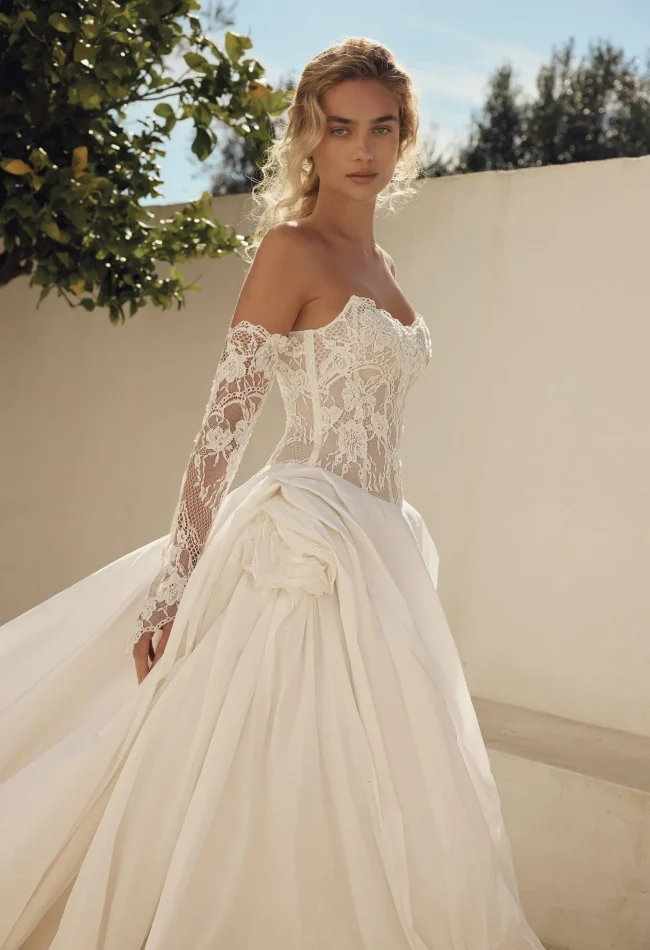 Dettaglio pizzo e maniche lunghe staccabili dell abito da sposa Encanto Eva Lendel