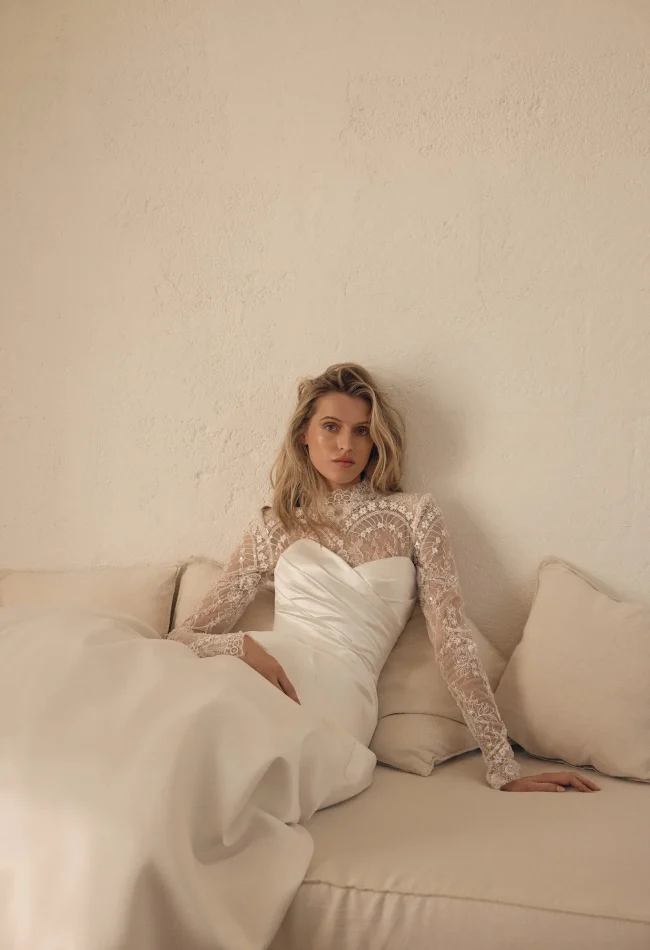 Dettaglio del copricorpetto con collo alto e maniche lunghe dell abito da sposa Ludovica Eva Lendel