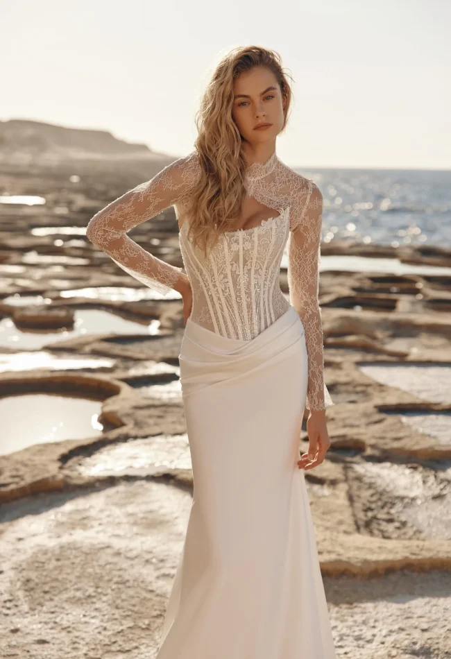 Abito da sposa a sirena in raso e pizzo Chantilly Kilian di Eva Lendel da Sogno di Sposa Firenze
