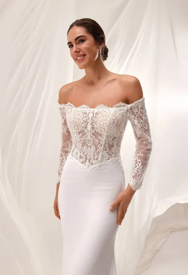 Dettaglio scollo omerale e maniche dell abito da sposa Liorae Pronovias