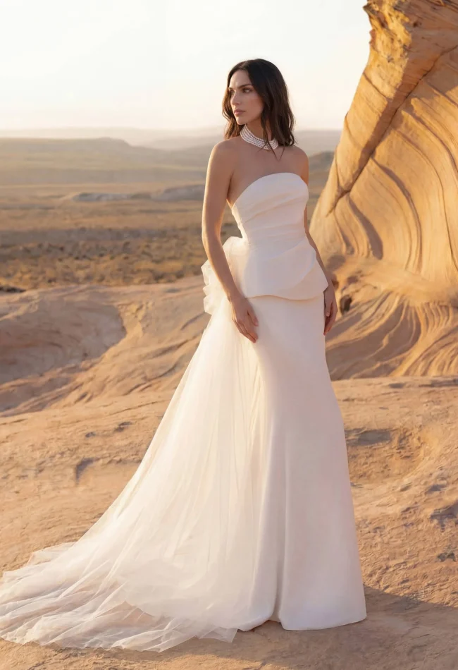 Abito da sposa dritto in raso con scollo bustier Veliene di Pronovias da Sogno di Sposa Firenze